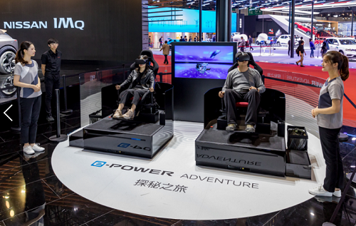 500-參觀者通過VR設(shè)備體驗e-POWER智充電動技術(shù).png